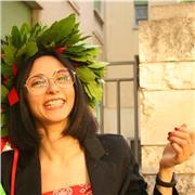 giovane laureata in scienze della mediazione linguistica e specializzanda in economia e management delle imprese